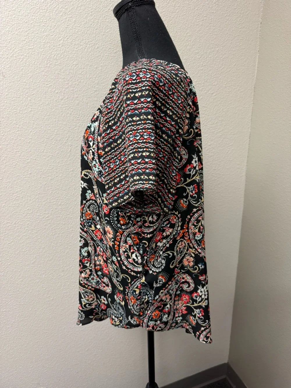 Est. 1946 Paisley Floral Blouse Black Red Keyhole Neck Boho Chic Lightweight Top - Picture 4 of 11